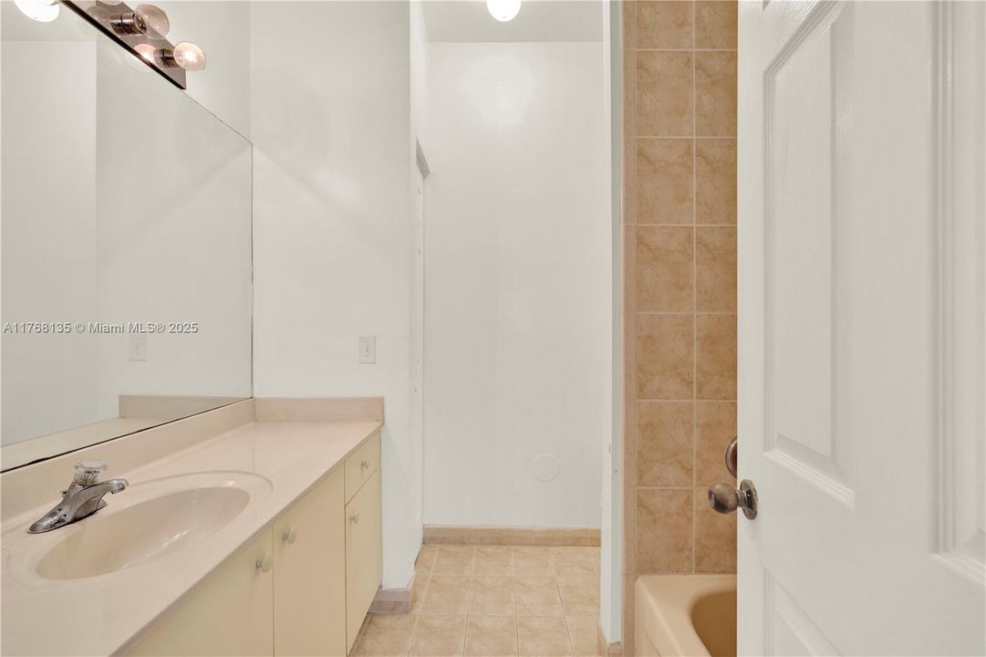 Recently Sold: $225,000 (2 beds, 2 baths, 1048 Square Feet)