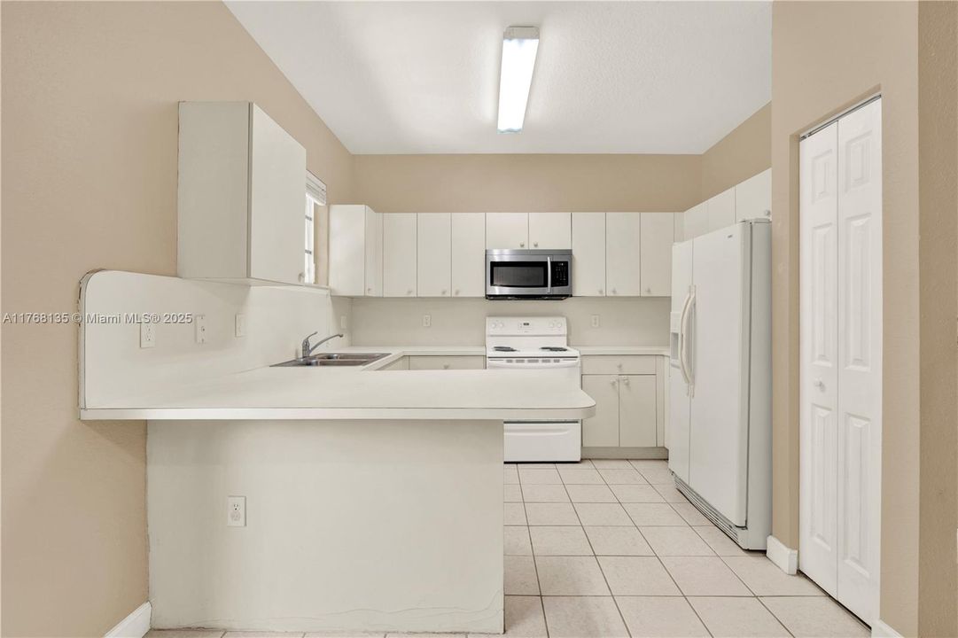 Recently Sold: $225,000 (2 beds, 2 baths, 1048 Square Feet)