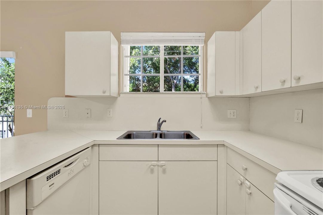 Recently Sold: $225,000 (2 beds, 2 baths, 1048 Square Feet)