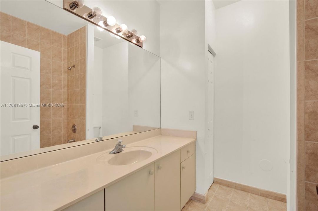 Recently Sold: $225,000 (2 beds, 2 baths, 1048 Square Feet)