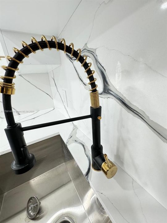 Recently Sold: $885,000 (3 beds, 2 baths, 1292 Square Feet)