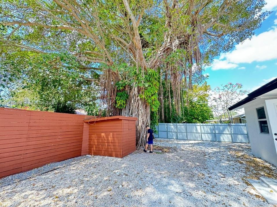 Recently Sold: $885,000 (3 beds, 2 baths, 1292 Square Feet)