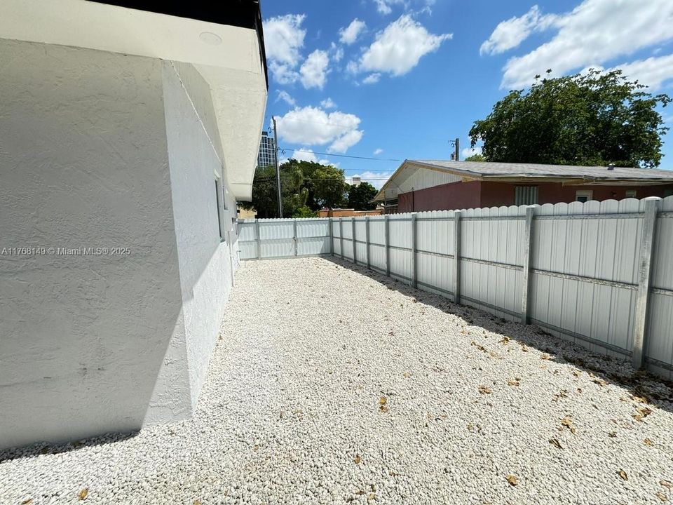 Recently Sold: $885,000 (3 beds, 2 baths, 1292 Square Feet)