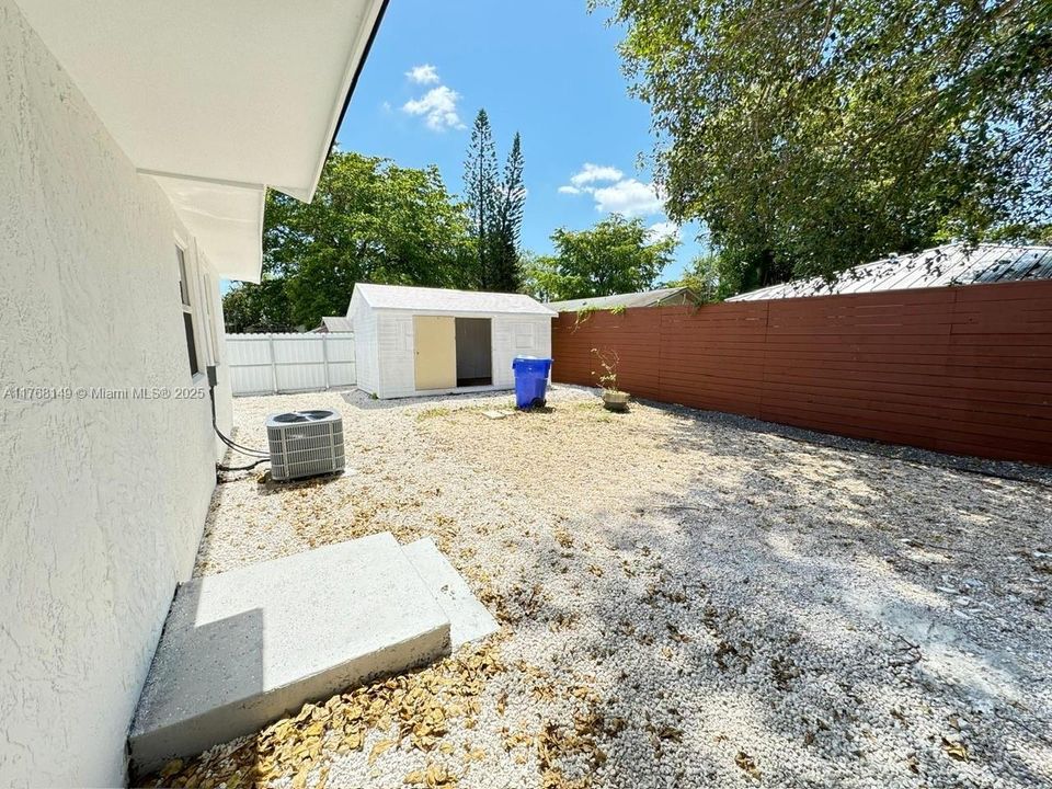 Recently Sold: $885,000 (3 beds, 2 baths, 1292 Square Feet)