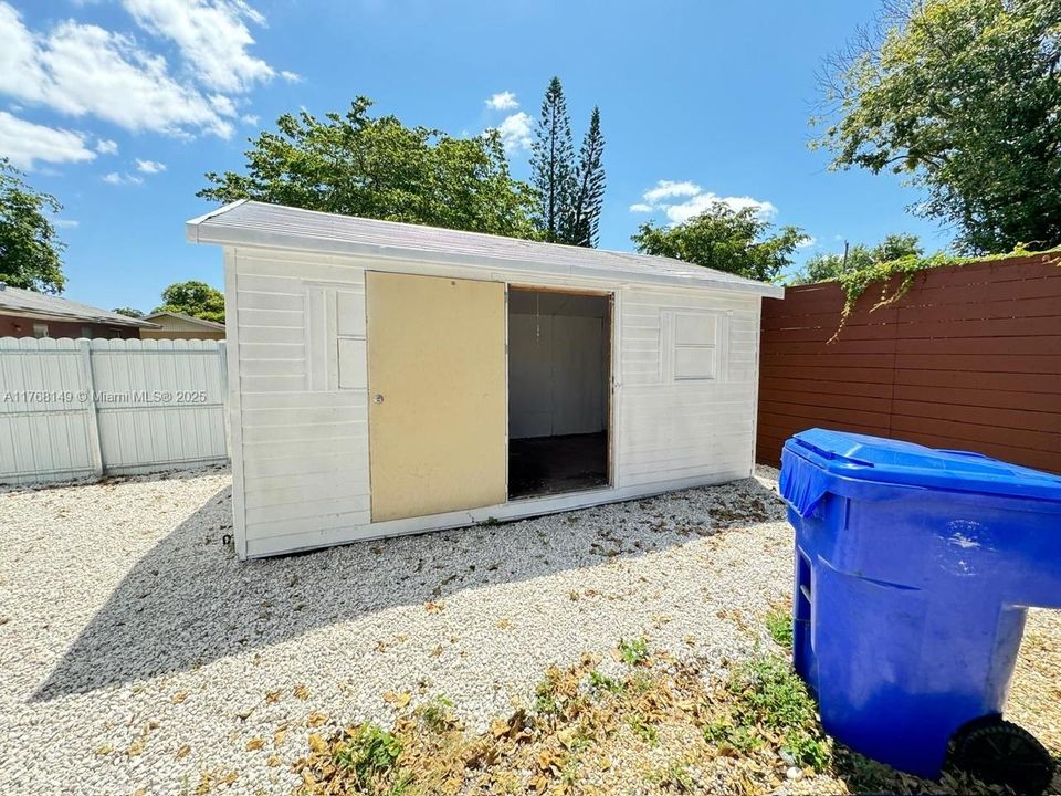 Recently Sold: $885,000 (3 beds, 2 baths, 1292 Square Feet)