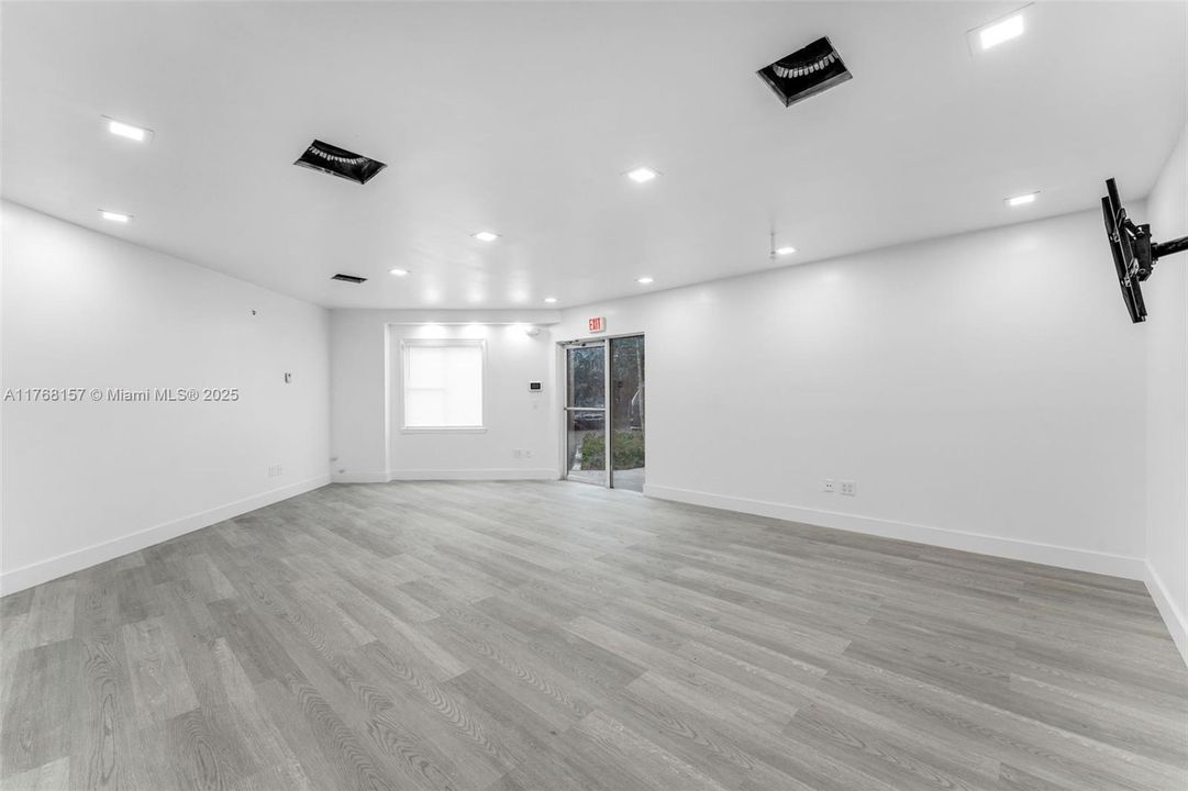 Recently Rented: $6,999 (0 beds, 0 baths, 0 Square Feet)