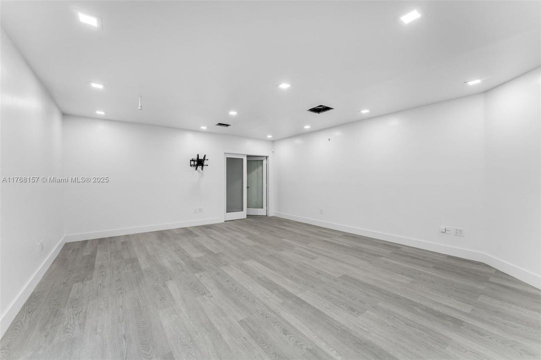 Recently Rented: $6,999 (0 beds, 0 baths, 0 Square Feet)