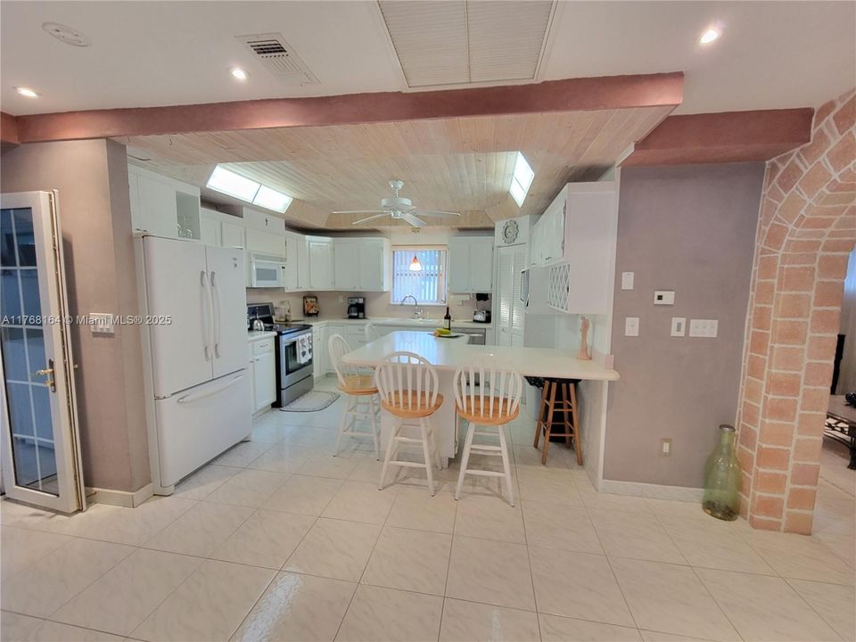 Vendido Recientemente: $498,900 (3 camas, 2 baños, 1895 Pies cuadrados)