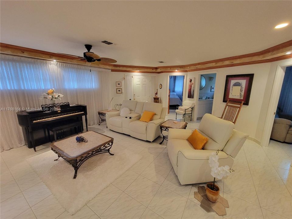 Vendido Recientemente: $498,900 (3 camas, 2 baños, 1895 Pies cuadrados)