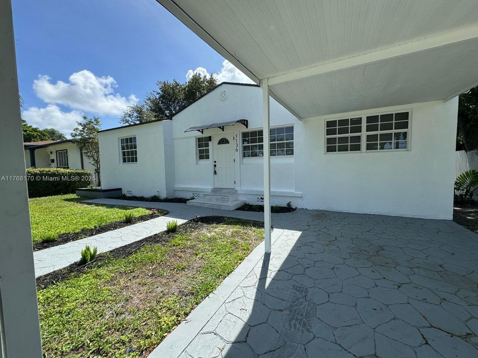 Recently Sold: $619,000 (4 beds, 2 baths, 1562 Square Feet)