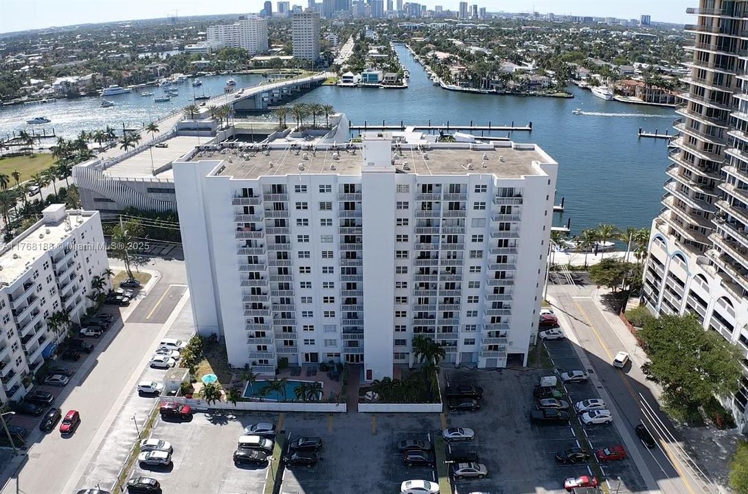 Recently Rented: $1,995 (1 beds, 1 baths, 647 Square Feet)