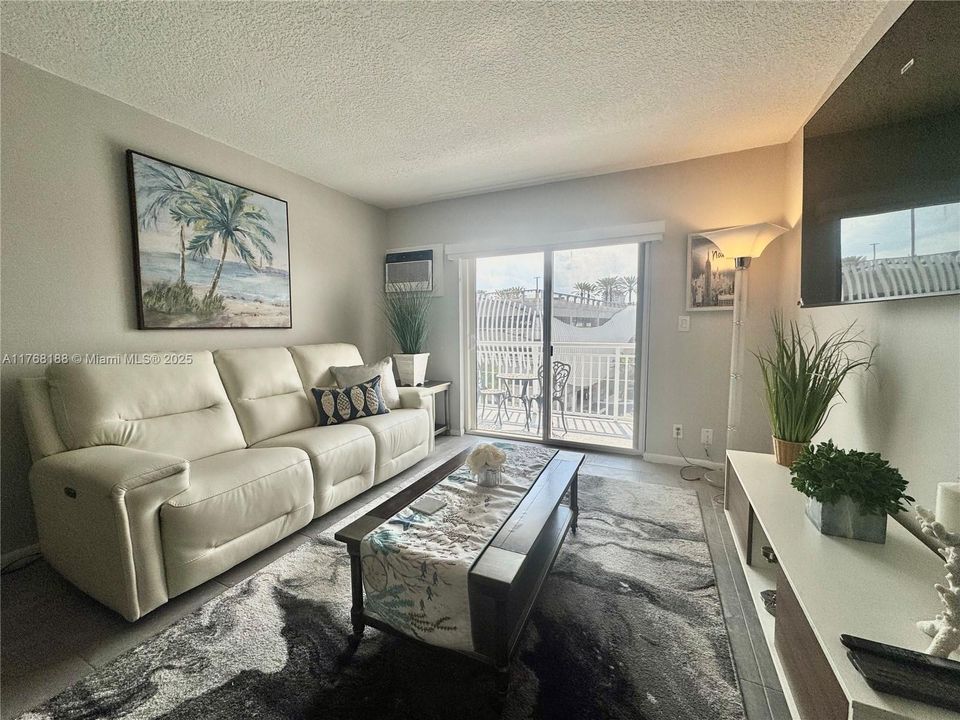 Recently Rented: $1,995 (1 beds, 1 baths, 647 Square Feet)