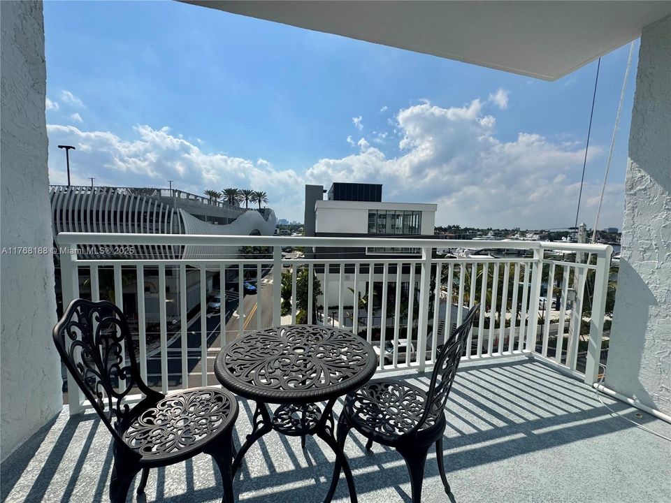 Recently Rented: $1,995 (1 beds, 1 baths, 647 Square Feet)