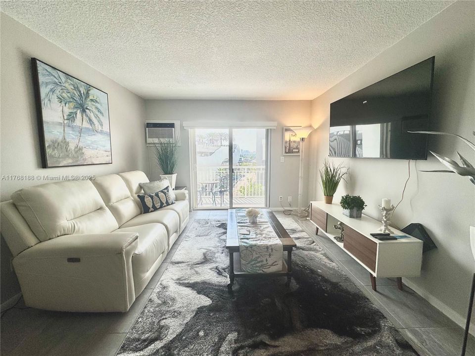 Recently Rented: $1,995 (1 beds, 1 baths, 647 Square Feet)