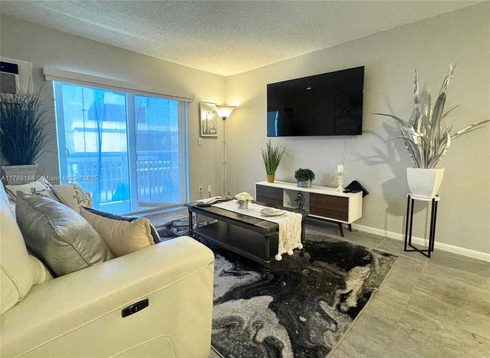 Recently Rented: $1,995 (1 beds, 1 baths, 647 Square Feet)