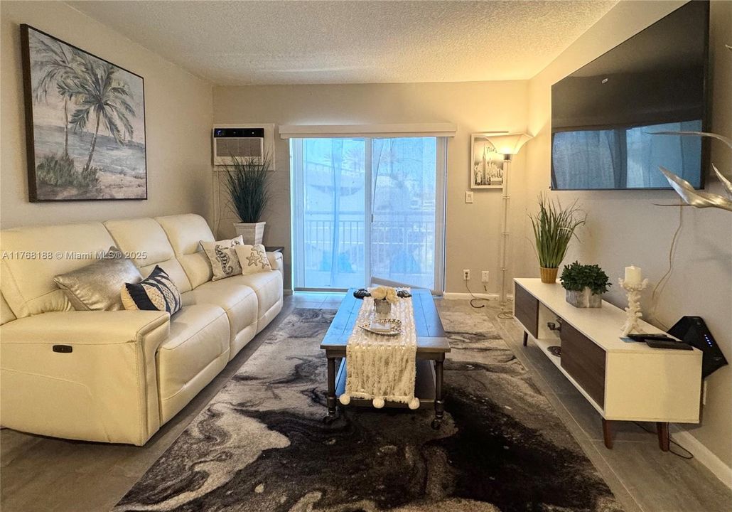 Recently Rented: $1,995 (1 beds, 1 baths, 647 Square Feet)