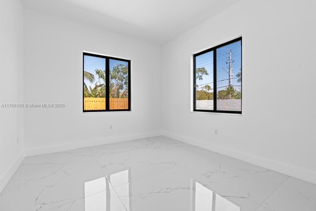 最近售出: $1,195,000 (5 贝兹, 3 浴室, 2778 平方英尺)