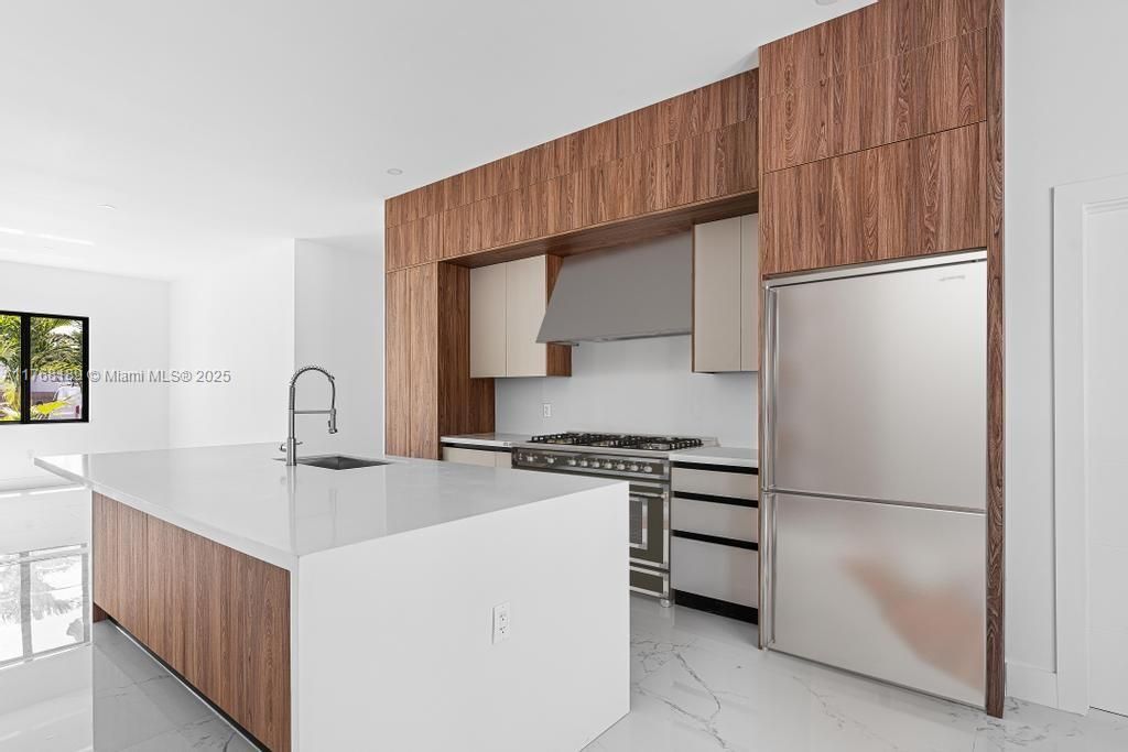 最近售出: $1,195,000 (5 贝兹, 3 浴室, 2778 平方英尺)