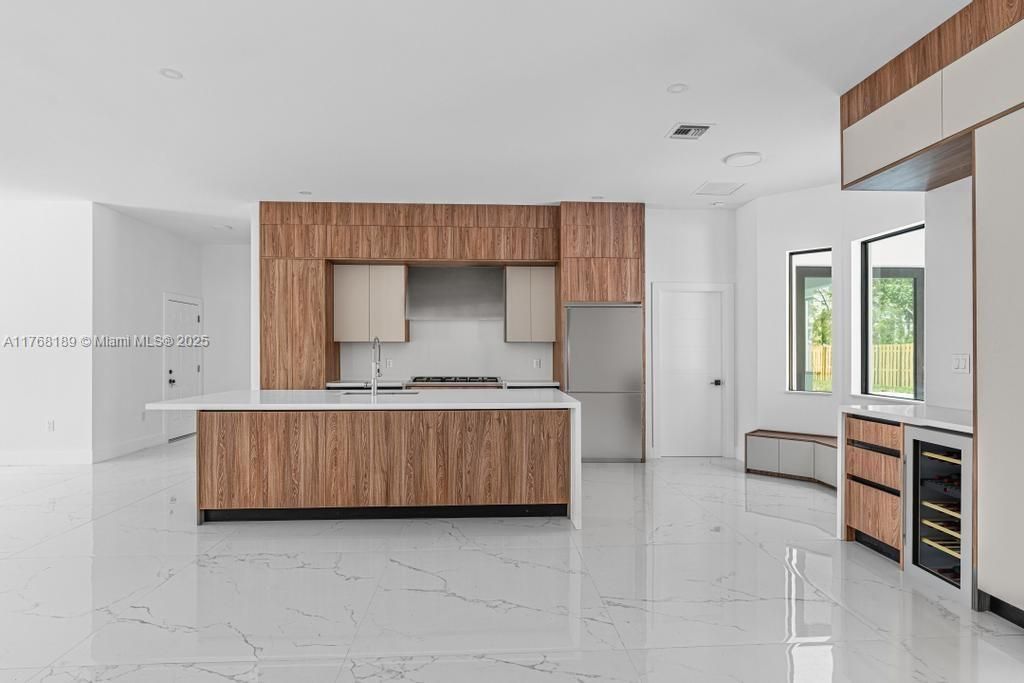 最近售出: $1,195,000 (5 贝兹, 3 浴室, 2778 平方英尺)