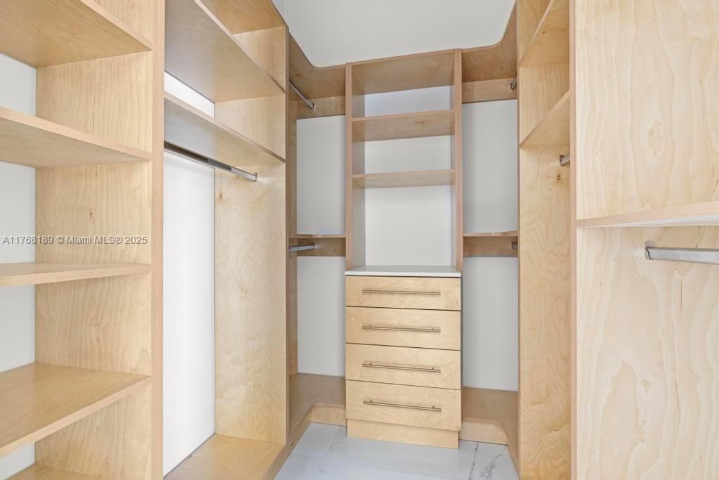 最近售出: $1,195,000 (5 贝兹, 3 浴室, 2778 平方英尺)