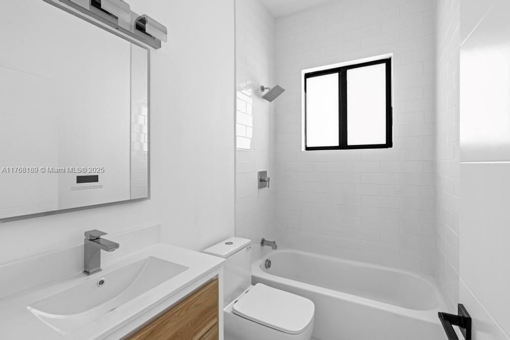 最近售出: $1,195,000 (5 贝兹, 3 浴室, 2778 平方英尺)