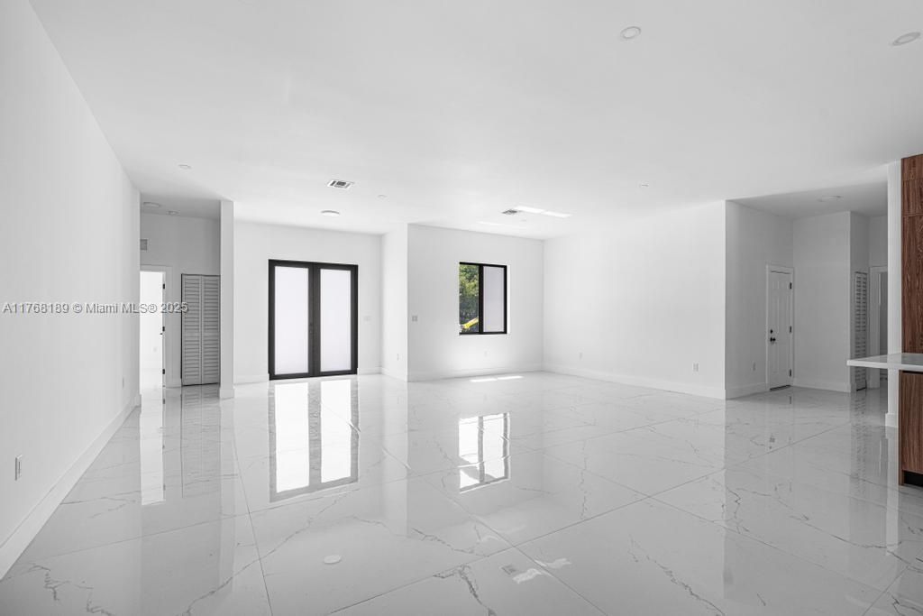 最近售出: $1,195,000 (5 贝兹, 3 浴室, 2778 平方英尺)