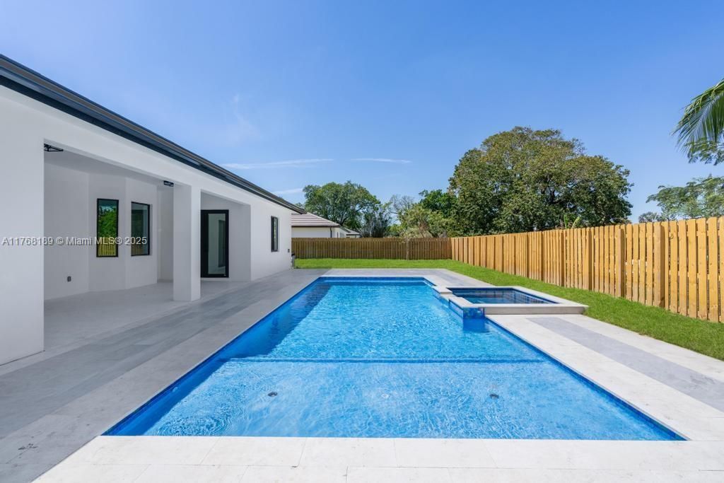 最近售出: $1,195,000 (5 贝兹, 3 浴室, 2778 平方英尺)