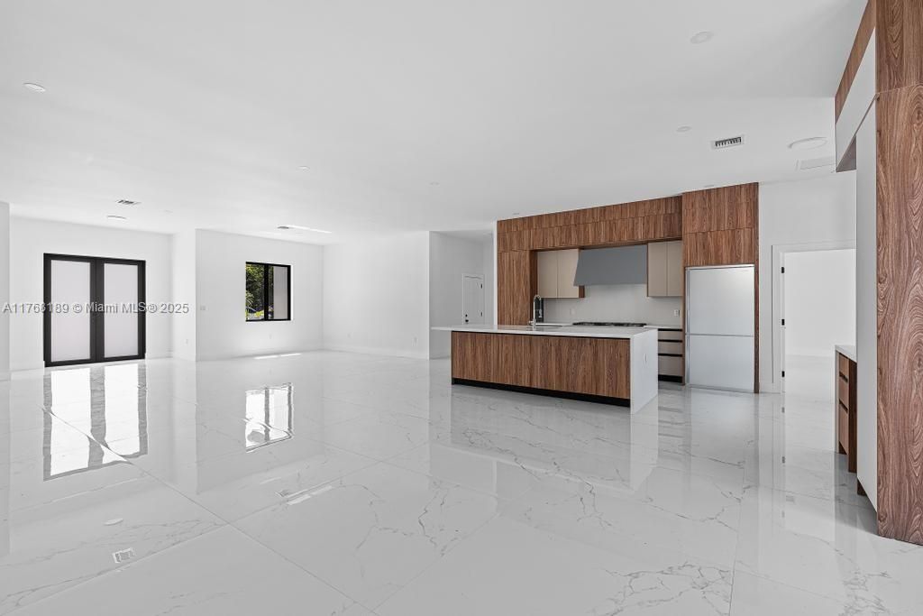 最近售出: $1,195,000 (5 贝兹, 3 浴室, 2778 平方英尺)