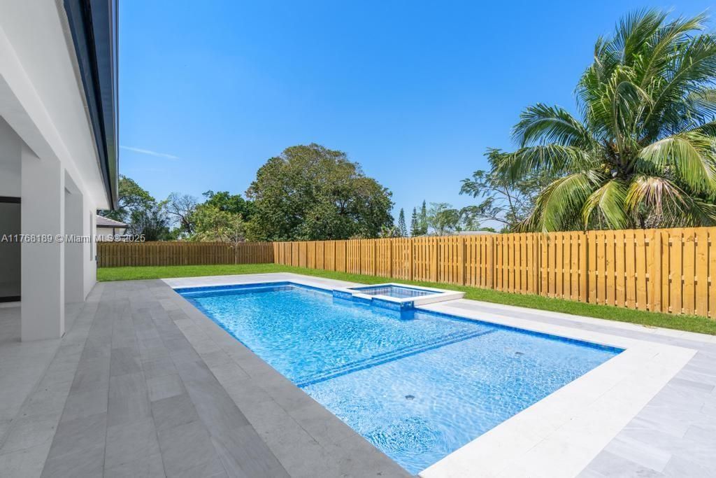 最近售出: $1,195,000 (5 贝兹, 3 浴室, 2778 平方英尺)