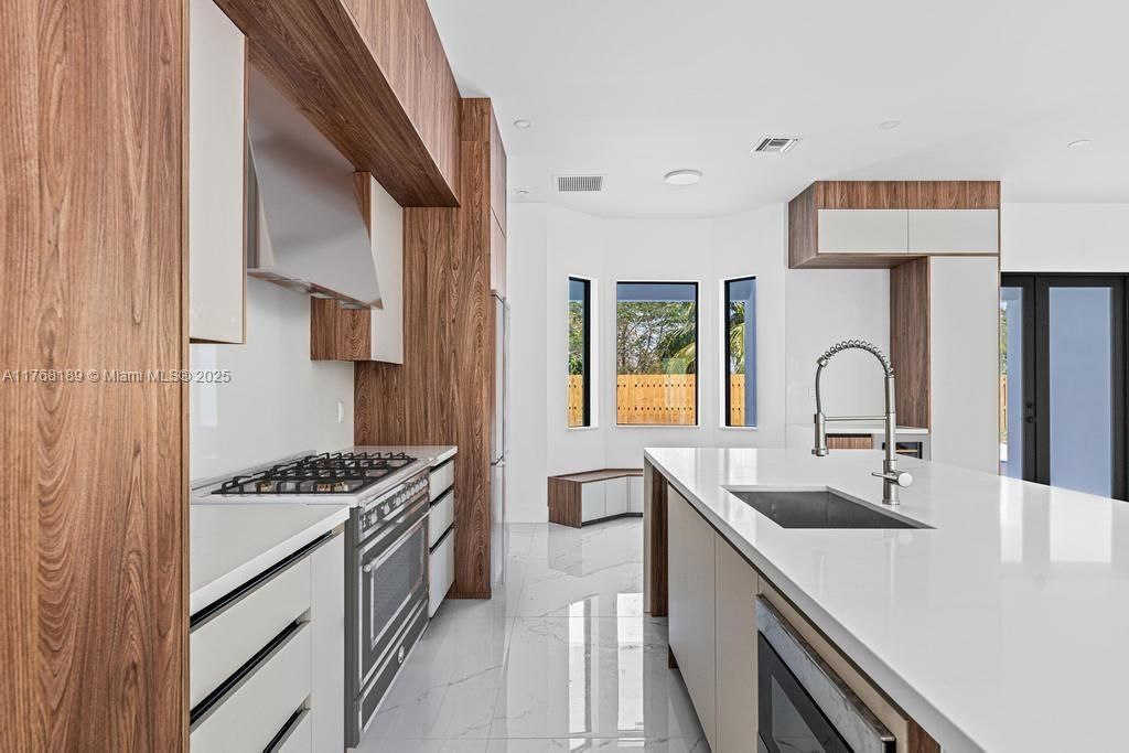 最近售出: $1,195,000 (5 贝兹, 3 浴室, 2778 平方英尺)