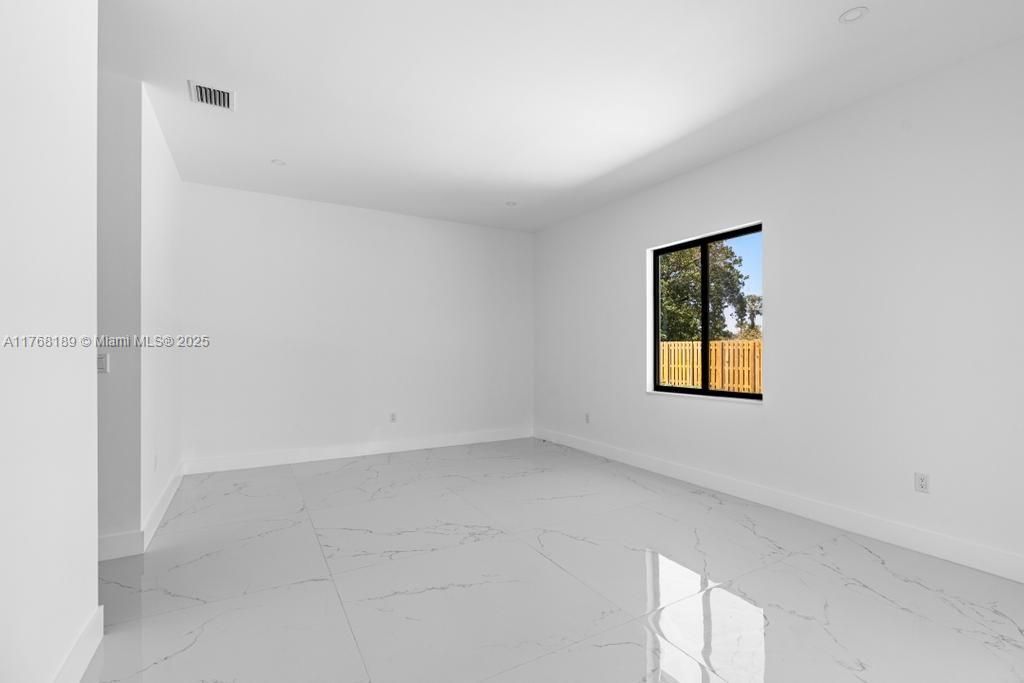 最近售出: $1,195,000 (5 贝兹, 3 浴室, 2778 平方英尺)