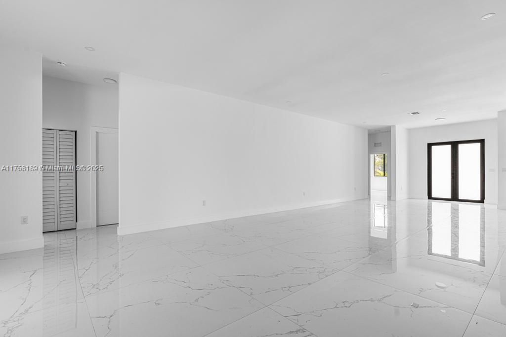 最近售出: $1,195,000 (5 贝兹, 3 浴室, 2778 平方英尺)