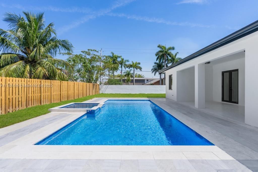 最近售出: $1,195,000 (5 贝兹, 3 浴室, 2778 平方英尺)