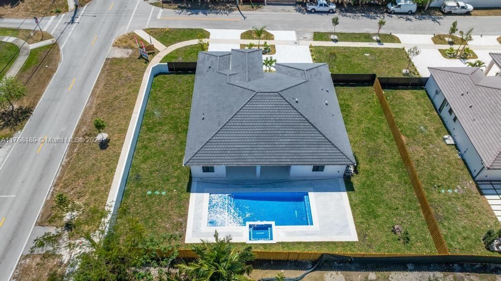 最近售出: $1,195,000 (5 贝兹, 3 浴室, 2778 平方英尺)