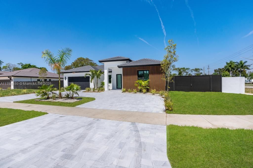 最近售出: $1,195,000 (5 贝兹, 3 浴室, 2778 平方英尺)