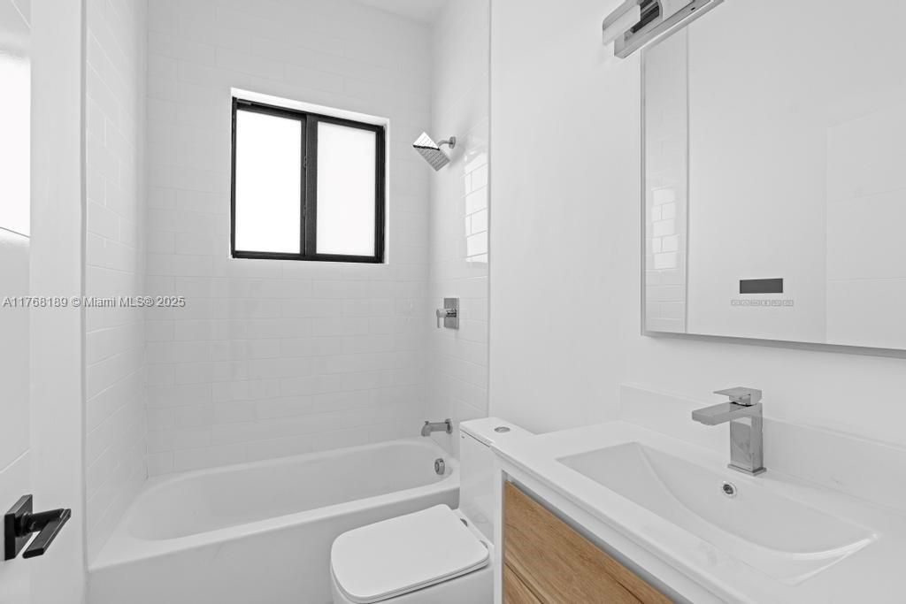 最近售出: $1,195,000 (5 贝兹, 3 浴室, 2778 平方英尺)