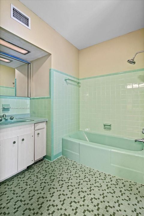 Recently Sold: $1,390,000 (4 beds, 3 baths, 3118 Square Feet)