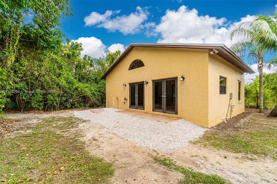 NEWER BUILD 2 BEDROOM GUEST HOME