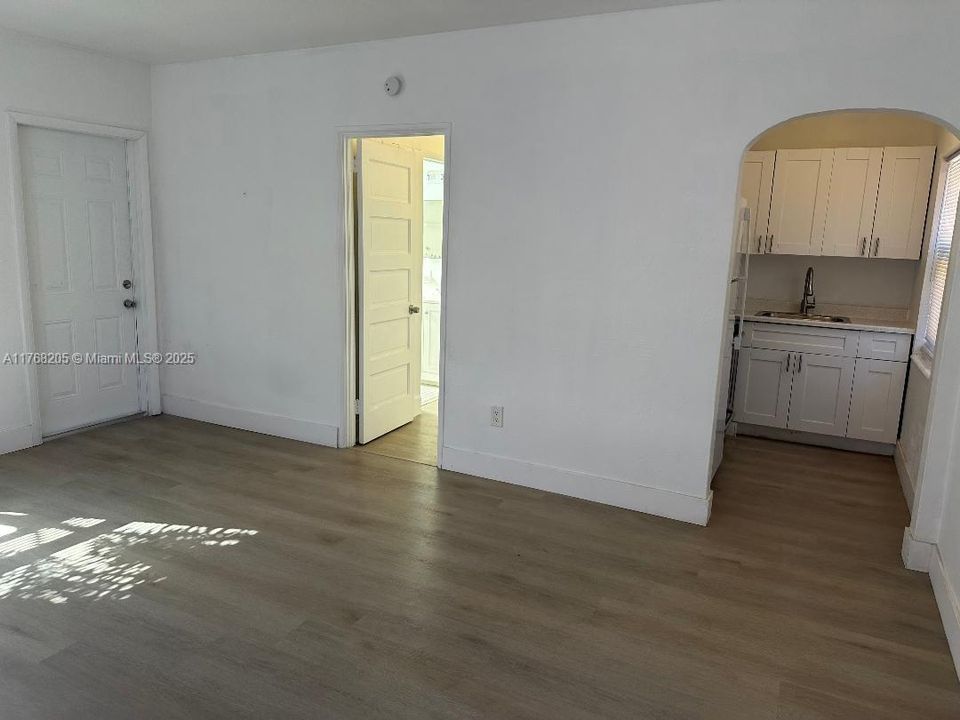 Recently Rented: $1,350 (0 beds, 1 baths, 620 Square Feet)