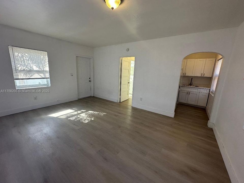 Recently Rented: $1,350 (0 beds, 1 baths, 620 Square Feet)