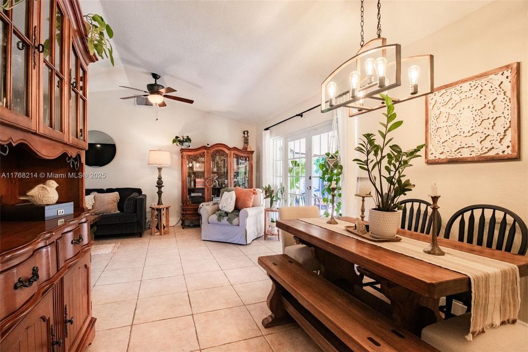 Vendido Recientemente: $669,999 (3 camas, 2 baños, 1254 Pies cuadrados)