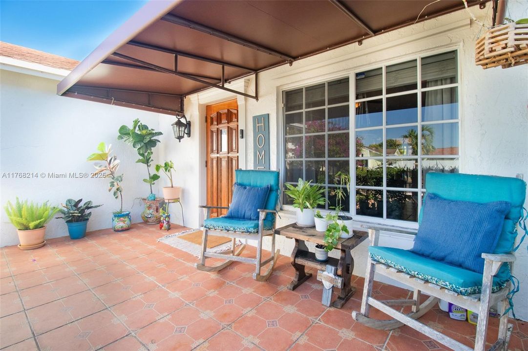 Vendido Recientemente: $669,999 (3 camas, 2 baños, 1254 Pies cuadrados)