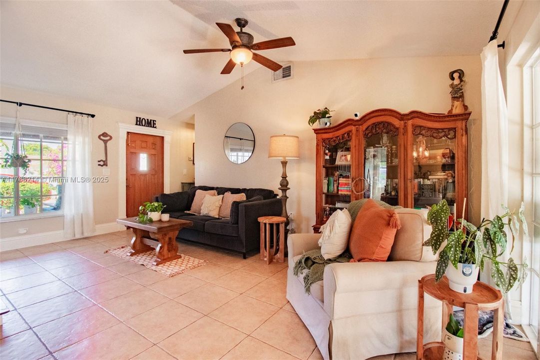 Vendido Recientemente: $669,999 (3 camas, 2 baños, 1254 Pies cuadrados)