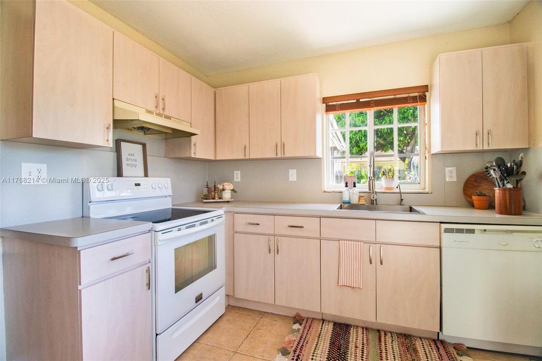 Vendido Recientemente: $669,999 (3 camas, 2 baños, 1254 Pies cuadrados)