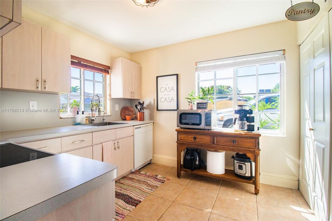 Vendido Recientemente: $669,999 (3 camas, 2 baños, 1254 Pies cuadrados)