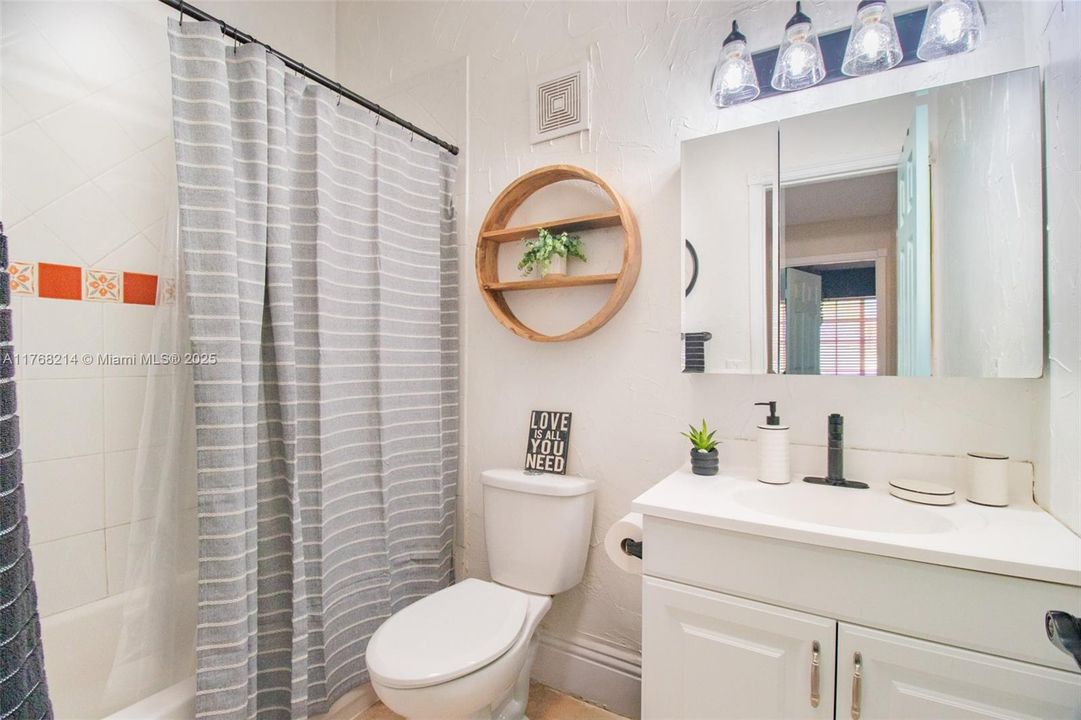 Vendido Recientemente: $669,999 (3 camas, 2 baños, 1254 Pies cuadrados)