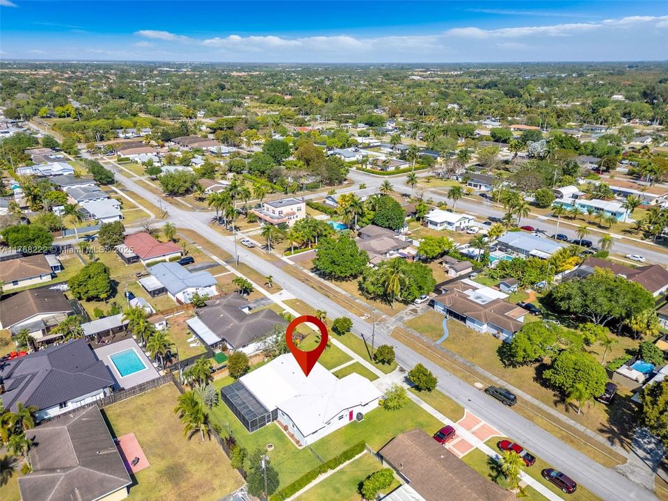 METAL ROOF WALKING DISTANCE TO DOWNTOWN