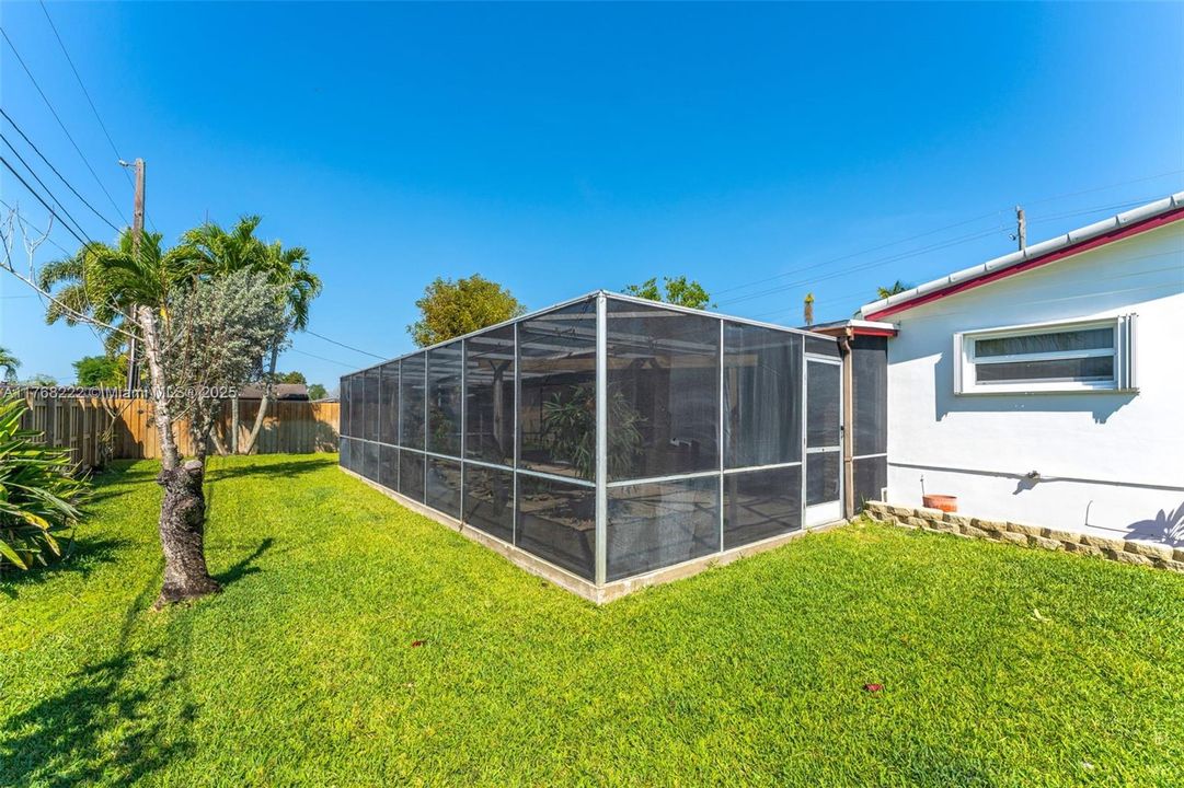 SCREENED IN STRUCTURE!