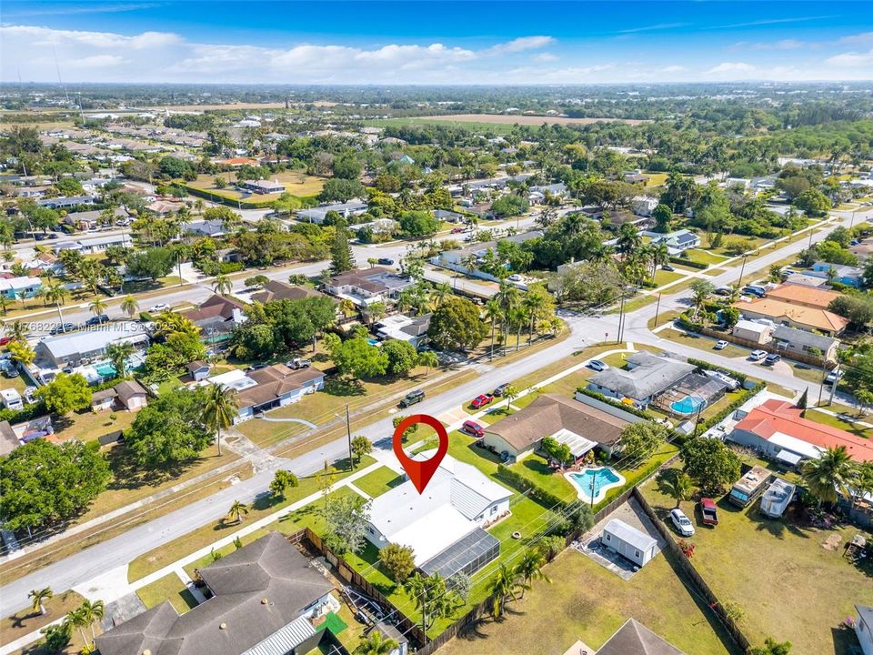 VERY DESIRABLE NEIGHBORHOOD PERFECT FOR A FAMILY!