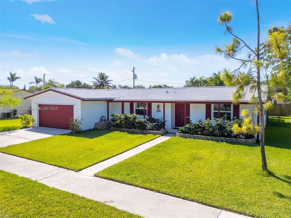 BEAUTIFUL CURB APPEAL! LUSH LAWN!